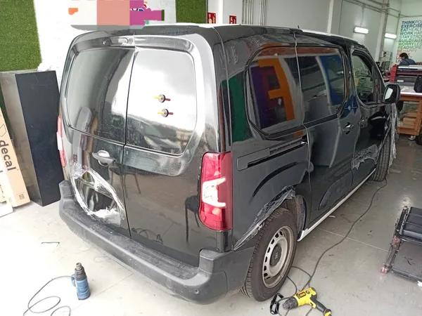 Lateral de furgoneta rotulada