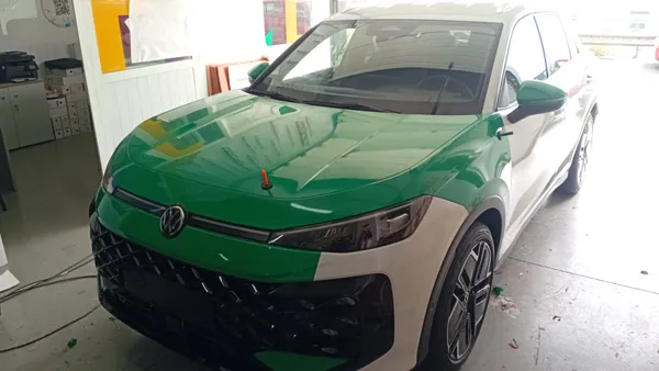 Detalle trasero de rotulación de vehículo